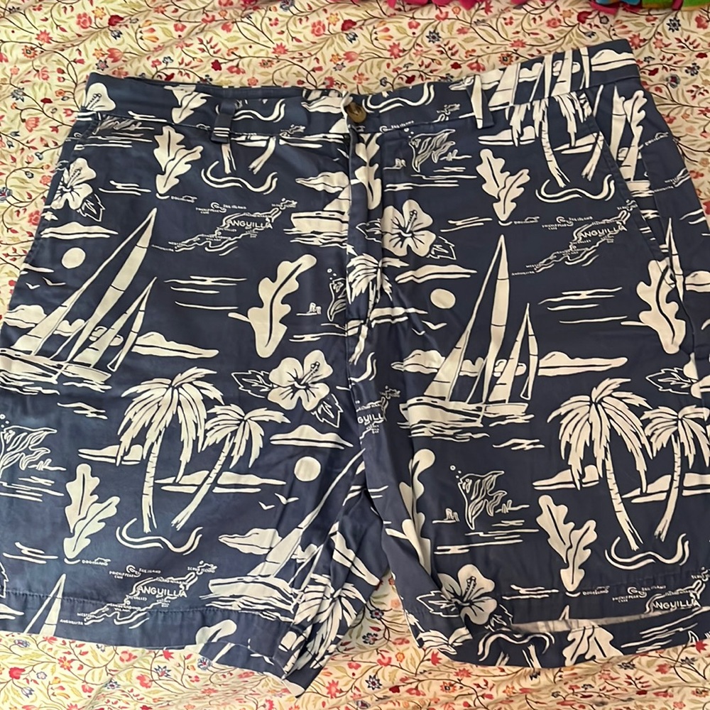 Vineyard Vines Mens Shorts 36 Waist.  Island Print.  Worn a few times.